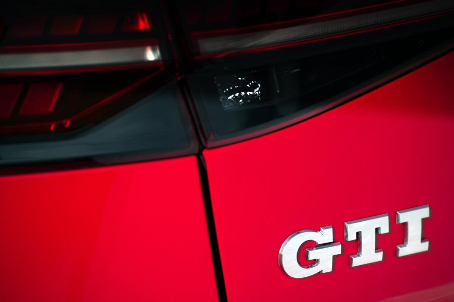 Логотип Volkswagen Golf GTi 5-Door 2017 года  (UK) (фото 28 из 28)